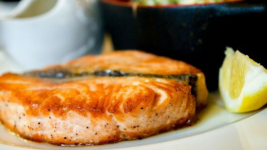 సాల్మోన్లో ఒమేగా-3 ఫ్యాట్స్తో గుండె ఆరోగ్యం మెరుగుపడుతుంది. లో బీపీ సమస్య తగ్గుతుంది. సాల్మోన్లో ఒమేగా-3 ఫ్యాట్స్తో గుండె ఆరోగ్యం మెరుగుపడుతుంది. లో బీపీ సమస్య తగ్గుతుంది.