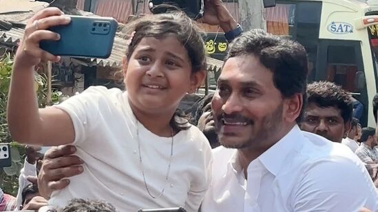 మాజీ సీఎం, వైసీపీ అధినేత వైఎస్ జగన్‌ విజయవాడ పర్యటనలో ఒక ఆసక్తికర సన్నివేశం చోటుచేసుకుంది. అన్న ప్లీజ్ అంటూ సెల్ఫీ కోసం ఓ చిన్నారి కేకలు వేయడం, కారు ఆపి చిన్నారికి జగన్ సెల్ఫీ ఇవ్వడం సోషల్ మీడియోలో వైరల్ అవుతోంది.&nbsp;