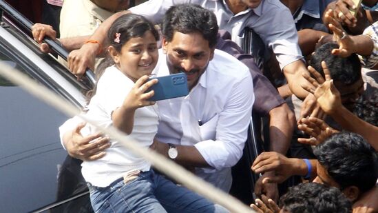 సంతోషంతో ఉప్పొంగిపోయిన పాప ఏడుస్తూనే జగన్ ప్రయాణిస్తున్న కారు నుంచి దిగింది. వైఎస్ జగన్‌ చేసిన ఈ పనిని చూసి అక్కడున్న అభిమానుల్లో ఉత్సాహంగా నినాదాలు చేశారు. ప్రస్తుతం ఈ వీడియో సోషల్ మీడియాలో వైరల్‌గా మారింది.