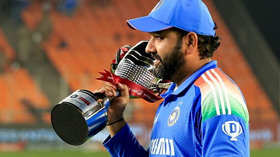 Shubman Gill No.1: తాజా ర్యాంకుల్లో టీమిండియా కెప్టెన్ రోహిత్ శర్మ మూడో ర్యాంకులోనే కొనసాగుతున్నాడు. ఇంగ్లండ్ తో సిరీస్ లో ఓ సెంచరీతో అతడు ఫామ్ లోకి వచ్చిన విషయం తెలిసిందే.