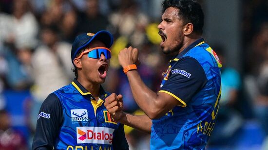 Shubman Gill No.1: వన్డే బౌలర్ల జాబితాలో శ్రీలంక బౌలర్ మహీష్ తీక్షణ అగ్రస్థానంలో నిలిచాడు. అతను ఆఫ్ఘనిస్తాన్‌కు చెందిన రషీద్ ఖాన్‌ను వెనుకకు నెట్టాడు. రషీద్ రెండవ స్థానానికి పడిపోయాడు. ఆస్ట్రేలియాతో జరిగిన 2 మ్యాచ్‌ల వన్డే సిరీస్‌లో తీక్షణ మొత్తం 4 వికెట్లు తీశాడు.&nbsp;