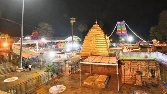 ఈ కొత్త టూర్ ప్యాకేజీలో భాగంగా…' శ్రీశైలం మల్లికార్డునుడిని దర్శించుకుంటారు. అంతేకాకుండా…. హైదరాబాద్ లోని గొల్కోండ ఫోర్ట్, సలార్ జంగ్ మ్యూజియం, బిర్లామందిర్ ను సందర్శించారు. ఫైనల్ గా యాదాద్రి నర్సింహ్మా స్వామిని దర్శించుకోవటంతో టూర్ ముగుస్తుంది. ప్రస్తుతం ఈ టూర్ ప్యాకేజీ 24 ఫిబ్రవరి 2025వ తేదీన అందుబాటులో ఉంది.&nbsp;