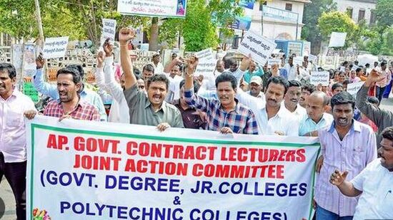 సర్వీస్ క్రమబద్దీకరణ కోసం ఆందోళన చేస్తున్న కాంట్రాక్టు లెక్చరర్లు