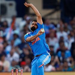 <p>టీమ్ఇండియా సీనియర్ పేసర్ మహమ్మద్ షమి వరల్డ్ రికార్డు క్రియేట్ చేశాడు. బాల్స్ పరంగా వన్డేల్లో 200 వికెట్లు పడగొట్టిన ఫాస్టెస్ట్ బౌలర్ గా నిలిచాడు. 5126 బంతుల్లో అతను ఈ ఘనత అందుకున్నాడు. ఆసీస్ పేసర్ మిచెల్ స్టార్క్ (5240) రికార్డును షమి బద్దలుకొట్టాడు.&nbsp;</p>