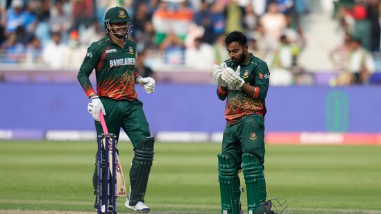 India vs Bangladesh Champions Trophy: అంతకుముందు బంగ్లాదేశ్ ఇన్నింగ్స్ లో తౌహిద్ హృదోయ్ కళ్లు చెదిరే సెంచరీ చేశాడు. చివరి వరకూ పోరాడిన అతడు 100 పరుగులు చేసి చివరి ఓవర్లో ఔటయ్యాడు. ఒక దశలో 35 పరుగులకే 5 వికెట్లు కోల్పోయినా.. జాకెర్ అలీ (68)తో కలిసి బంగ్లాను ఆదుకున్నాడు. దీంతో ఆ టీమ్ 49.3 ఓవర్లలో 228 పరుగులకు ఆలౌటైంది.&nbsp;
