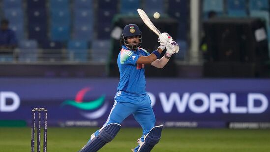 India vs Bangladesh Champions Trophy: కేఎల్ రాహుల్ కూడా కీలకమైన ఇన్నింగ్స్ ఆడాడు. ఆరో స్థానంలో వచ్చిన అతడు.. 9 పరుగుల దగ్గరే ఔటయ్యే ప్రమాదం నుంచి గట్టెక్కాడు. జాకెర్ అలీ క్యాచ్ డ్రాప్ చేశాడు. ఆ తర్వాత మరో అవకాశం ఇవ్వని రాహుల్.. చివరికి సిక్స్ తో గెలిపించాడు. 41 పరుగులతో అజేయంగా నిలిచాడు.