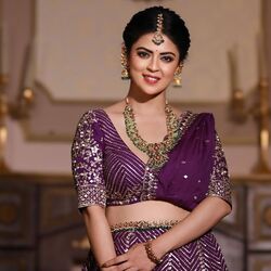 <p>ప్ర‌స్తుతం జెమిని టీవీలో టెలికాస్ట్ అవుతోన్న భైర‌వి సీరియ‌ల్‌లో డ్యూయ‌ల్ రోల్‌లో న‌టిస్తోంది మాన్సీ జోషి.&nbsp;<br>వ‌గామి, చైత్ర పాత్ర‌ల్లో &nbsp;క‌నిపిస్తోంది.&nbsp;<br>&nbsp;</p>