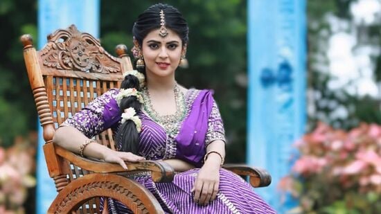 గ‌త ఏడాది అక్టోబ‌ర్‌లో ఎంగేజ్‌మెంట్ ఫొటోల‌తో రాఘ‌వ్‌ను పెళ్లిచేసుకోబోతున్న‌ట్లు ప్ర‌క‌టించి స‌ర్‌ప్రైజ్ చేసింది.&nbsp;