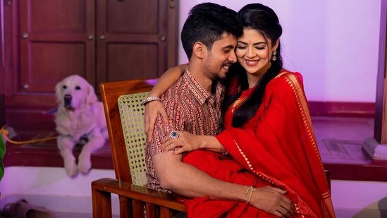 &nbsp;దేవ‌త సీరియ‌ల్‌తో తెలుగు ప్రేక్ష‌కుల అభిమానాన్ని సొంతం చేసుకున్న‌ది మాన్సీ &nbsp;జోషి. స్టార్ మాలో టెలికాస్ట్ అయిన ఈ సీరియ‌ల్‌లో స‌త్య పాత్ర‌లో మాన్సీ జోషి న‌టించింది.&nbsp;