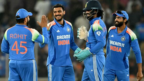 క్రికెట్ ఫ్యాన్స్ ఎంతగానో ఎదురుచూస్తున్న భారత్, పాకిస్థాన్ మ్యాచ్ ఫిబ్రవరి 23వ తేదీన జరగనుంది. దుబాయి ఇంటర్నేషనల్ స్టేడియం వేదికగా ఈ హైవోల్టేజ్ ఫైట్ సాగనుంది.