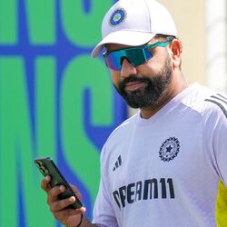 <p>చిరకాల ప్రత్యర్థులు భారత్, పాకిస్థాన్ మ్యాచ్ ఆదివారం (ఫిబ్రవరి 23)న దుబాయ్ ఇంటర్నేషనల్ స్టేడియంలో జరుగుతుంది. ఈ మ్యాచ్ మధ్యాహ్నం 2.30 గంటలకు ఆరంభమవుతుంది.&nbsp;</p>