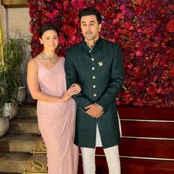 <p>ఇక ఆర్ఆర్ఆర్ హీరోయిన్ ఆలియా భట్ పింక్ రంగు చీరను ధరించింది. అలియా భట్ భర్త, యానిమల్ హీరో రణ్‌బీర్ కపూర్ బ్లాక్ సూట్, ట్రౌజర్స్ వేసుకున్నాడు. ఈ పెళ్లి వేడుకల్లో ఈ జంట అందరిని ఆకర్షించింది.</p>