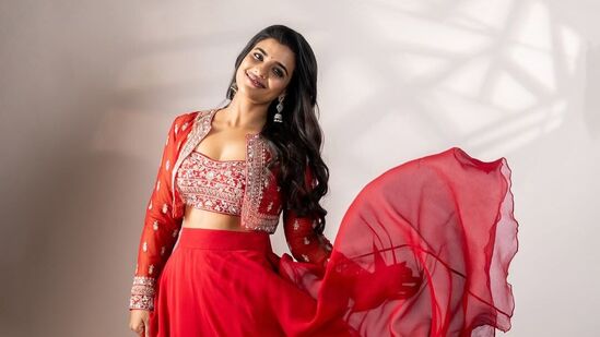 ఈ వెబ్‌సిరీస్‌లో ఐశ్వ‌ర్య రాజేష్ ఛాలెంజింగ్ రోల్‌లో క‌నిపించ‌బోతున్న‌ట్లు తెలిసింది.&nbsp;