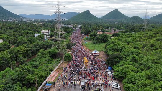 వైజాగ్ - సింహాచలం ట్రిప్ ధరలు : &nbsp;సింగిల్ ఆక్యుపెన్సీ ధర రూ. 10475గా ఉంది. డబుల్ ఆక్యుపెన్సీ ధర రూ. 5740, ట్రిపుల్ ఆక్యుపెన్సీ ధర రూ.4165గా నిర్ణయించారు. ఈ ధరలు కంఫర్ట్ క్లాస్ లో ఉన్నాయి. చిన్నారులకు వేర్వురు ధరలు ఉన్నాయి.