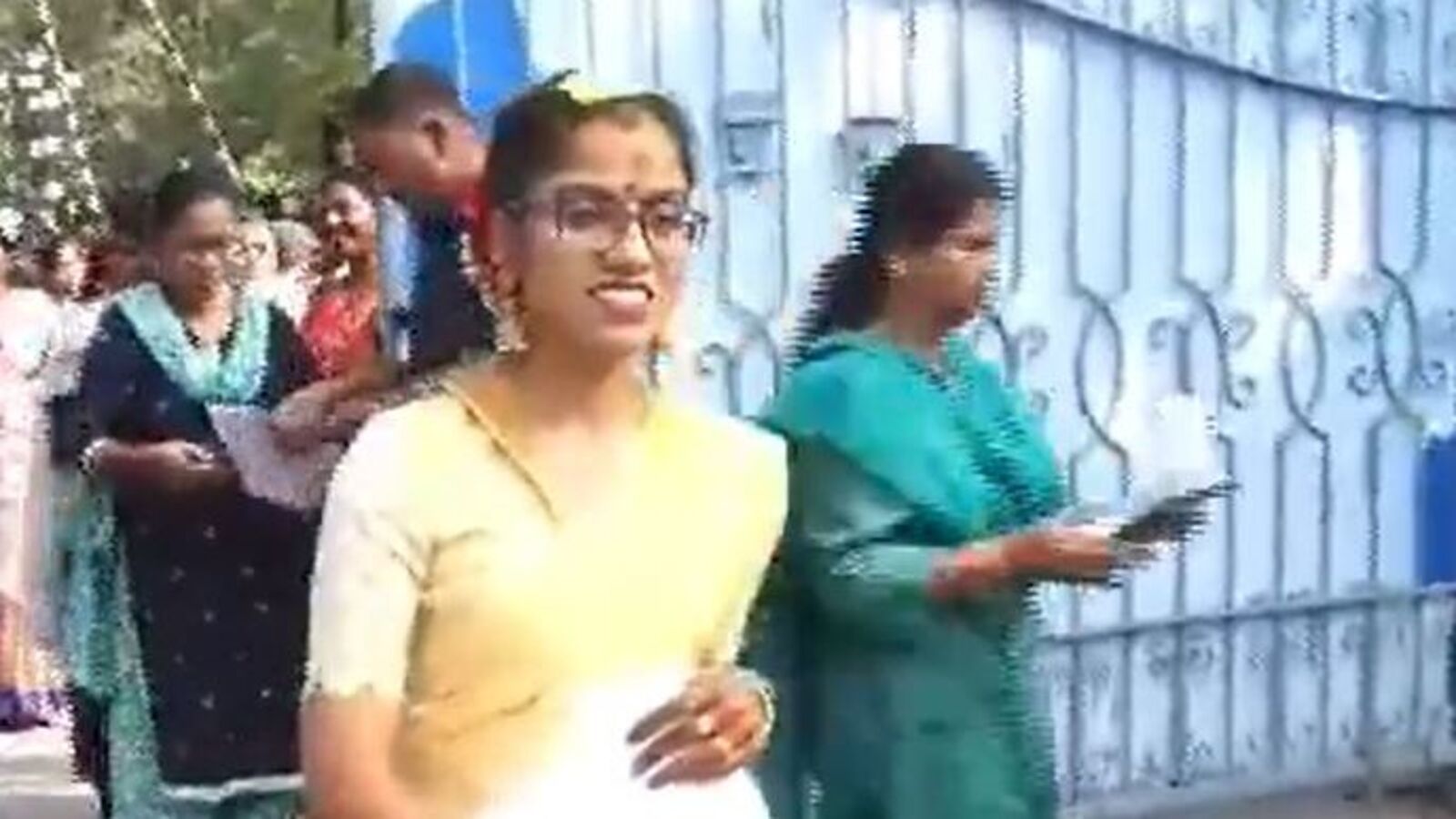 AP Group 2 Mains Exam : ఓవైపు వివాహం.. మరోవైపు పరీక్ష.. పెళ్లి దుస్తుల్లోనే గ్రూప్-2 ఎగ్జామ్ సెంటర్‌కు నవ వధువు!