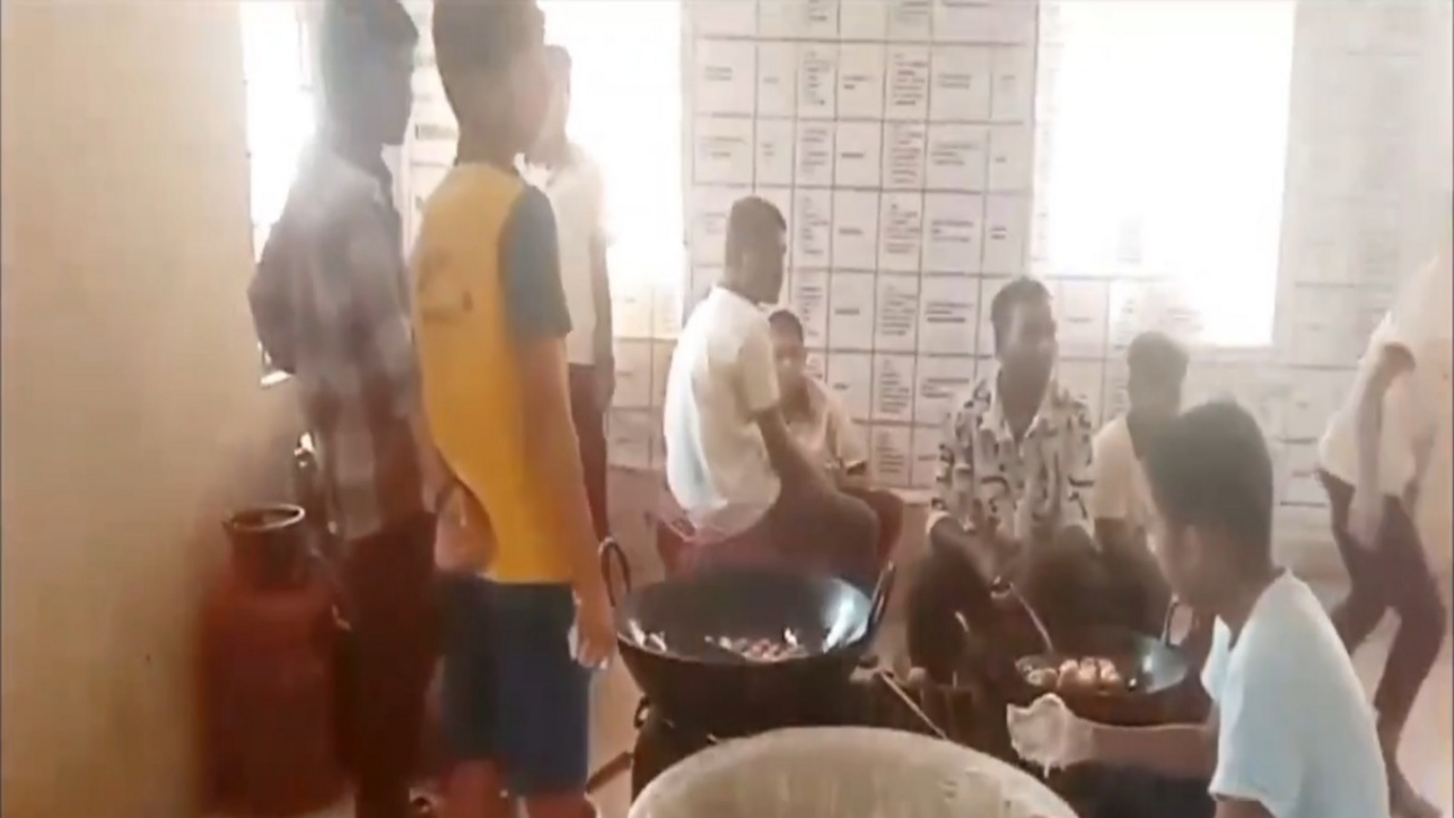 Sangareddy Teachers Suspended : విద్యార్థులతో వంట పనులు, ఇద్దరు టీచర్లను సస్పెండ్ చేసి సంగారెడ్డి కలెక్టర్