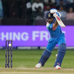 <p>టీమిండియా స్టార్ బ్యాటర్ విరాట్ కోహ్లి రికార్డుల వేటలో సాగుతూనే ఉన్నాడు. తాజాగా వన్డేల్లో 14 వేల పరుగుల మైలురాయి చేరుకున్నాడు. ఛాంపియన్స్ ట్రోఫీలో పాకిస్థాన్ తో మ్యాచ్ లో ఈ ఫీట్ సాధించాడు.&nbsp;</p>