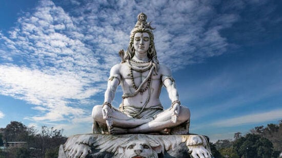 నిరాడంబరుడు అయిన శివుడు.. శివరాత్రి ఎంతో గొప్పగా పూజలు అందుకుంటాడు. ఇకపోతే శివరాత్రి రోజు ఉపవాసం, జాగరణకు చాలా ప్రాముఖ్యత ఉంది. శివరాత్రి రోజు చేసే ఉపవాసం, జాగరణలు ఎంత శక్తివంతమైనవో తెలిపే ఒక పురాణ కథ ఉంది. దాని గురించి ఇప్పుడు తెలుసుకుందాం.