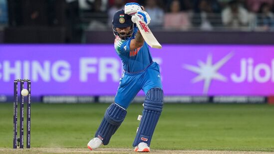 టీమిండియా స్టార్ బ్యాటర్ విరాట్ కోహ్లి రికార్డుల వేటలో సాగుతూనే ఉన్నాడు. తాజాగా వన్డేల్లో 14 వేల పరుగుల మైలురాయి చేరుకున్నాడు. ఛాంపియన్స్ ట్రోఫీలో పాకిస్థాన్ తో మ్యాచ్ లో ఈ ఫీట్ సాధించాడు.&nbsp;