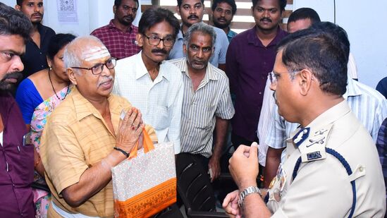విజయవాడ పోలీసులు రికార్డు స్థాయిలో చోరీకి గురైన ఫోన్లను స్వాధీనం చేసుకున్నారు. రద్దీ ప్రాంతాల్లో ఖరీదైన మొబైల్స్‌ చోరీకి గురవుతున్నాయి. ఈ క్రమంలో సెంట్రల్ ఎక్విప్‌మెంట్ రిజిస్టర్‌ సాయంతో చోరీకి గురైన ఫోన్ల ఐఎంఇఐ నంబర్లను బ్లాక్‌ చేసి ఎవరి వద్ద ఉన్నాయో గుర్తిస్తున్నారు. వారి నుంచి ఫోన్లు స్వాధీనం చేసుకుని అసలు యజమానులకు అప్పగిస్తున్నారు. ఈ క్రమంలో ఫోన్‌ రికవరీ కావడంతో సీపీ రాజశేఖర‌ బాబుకు కృతజ్ఞతలు చెబుతున్న వృద్ధుడు.&nbsp;
