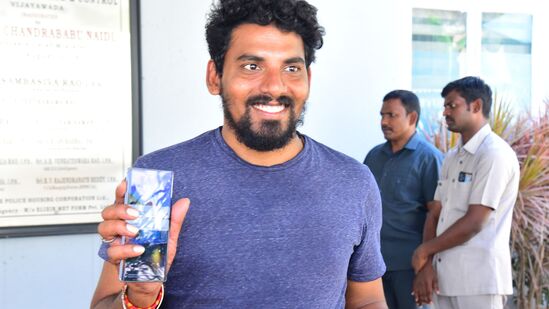 సాంకేతికత ఆధారంగా ఫోన్లను గుర్తించి రికవరీ చేశాki, గతంలో కూడా ఇదే విధంగా భారీగా ఫోన్లను స్వాధినం చేసుకున్నారు. &nbsp;ఫోన్ పోయిన వెంటనే పోలీసు లకు సమాచారం ఇస్తే గుర్తించే అవకాశం ఉంటుందని సీపీ వివరించారు.&nbsp;