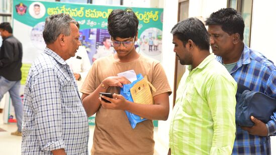 ప్రజల &nbsp;పోగొట్టుకున్న మొబైల్ ఫోన్లను CEIR (Central Equipment Identity Register) పోర్టల్ ద్వారా రికవరీ చేస్తున్నట్టు సీపీ వివరించారు. ఫిర్యాదు దారులు తమ మొబైల్ ఫోన్ పోగొట్టుకున్నప్పుడు, పోలీసులకు ఫిర్యాదు చేస్తే, పోలీసులు IMEI నెంబర్లు, బిల్లు మరియు అడ్రస్ ప్రూఫ్ లను CEIR పోర్టల్ లో నమోదు చేస్తారు.&nbsp;