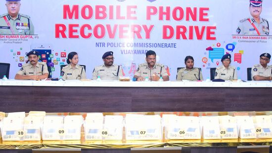 విజయవాడ కమిషనరేట్‌ పరిధిలో &nbsp;పోగొట్టుకున్న/ దొంగిలించబడిన మొబైల్ ఫోన్లను CEIR &nbsp;పోర్టల్ ద్వారా రికవరి చేసి బాధితులకు ఎన్.టి.ఆర్.జిల్లా పోలీసులు &nbsp;అందించారు.&nbsp;&nbsp;