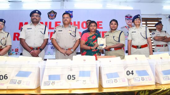 విజయవాడలో ఫోన్‌ పొగొట్టుకున్న మహిళకు రికవరీ చేసిన ఫోన్‌ అందిస్తున్న డీపీసీ గౌతమి
