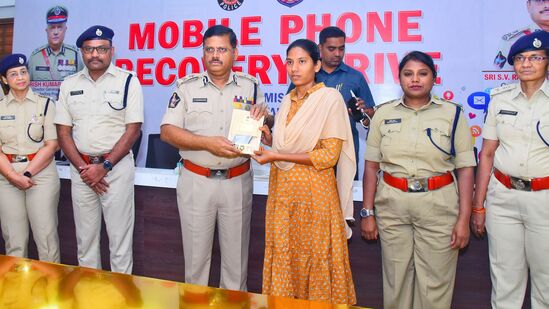 ఏ ఫోన్ ఎక్కడ ఉందో సాంకేతిక పరిజ్ఞానంతో చోరీకి గురైన ఫోన్లను &nbsp;గుర్తించినట్టు తెలిపారు.&nbsp;ఫోన్ లోనే ప్రతి మనిషి జీవితం ఉంటుందని, &nbsp;బ్యాంకు లావాదేవీలు, ప్రభుత్వం గుర్తింపు‌ కార్డులు ఫోన్ తోనే ముడిపడి ఉన్నాయని, &nbsp;మరి కొన్ని ఫోన్లను గుర్తించాల్సి ఉందని &nbsp;త్వరలో వాటిని కూడా స్వాదీనం చేసుకోవడం జరుగుతుందన్నారు.&nbsp;