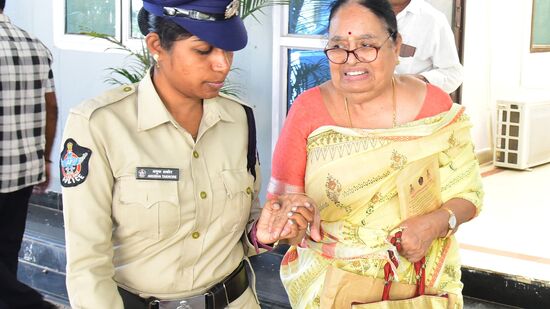 ఫోన్‌ రికవరీ కావడంతో తీసుకోవడానికి వచ్చిన మహిళకు సాయం చేస్తున్న కానిస్టేబుల్