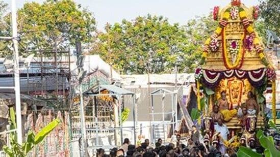 మంగళవాయిద్యాల నడుమ స్వామివారి ఉత్సవం కోలాహలంగా జరిగింది. భక్తులు అడుగడుగునా కర్పూరహారతులు సమర్పించి స్వామివారిని దర్శించుకున్నారు.
