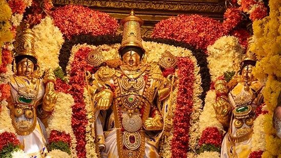 శ్రీ‌నివాసమంగాపురం శ్రీకల్యాణ వేంకటేశ్వరస్వామివారి బ్రహ్మోత్సవాల్లో భాగంగా ఆదివారం సాయంత్రం 4 గంటలకు స్వర్ణరథోత్సవం కన్నులపండుగగా జరిగింది.