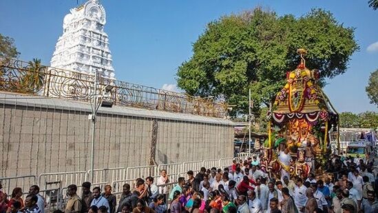 స్వర్ణరథోత్సవాన్ని దర్శించడం వల్ల లక్ష్మీదేవి కరుణతో బంగారు, మణులు, సంపదలు, భోగభాగ్యాలు, భూదేవి కరుణతో, సమస్తధాన్యాలు, శ్రీవారికరుణతో సర్వశుభాలు, సుఖాలు చేకూరుతాయని భక్తుల ప్రగాఢ విశ్వాసం.&nbsp;
