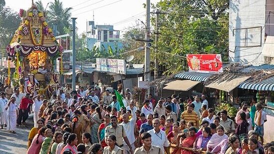 శ్రీ‌దేవి భూదేవి స‌మేత శ్రీ క‌ల్యాణ వేంక‌టేశ్వర‌స్వామి ధగధగ మెరిసిపోతున్న స్వర్ణరథాన్ని అధిరోహించి భక్తులను అనుగ్రహించారు. వాహనసేవ ముందు గజరాజులు నడుస్తుండగా, భక్తజన బృందాలు చెక్కభజనలు, కోలాటాలతో స్వామివారిని కీర్తించారు.&nbsp;