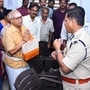 విజయవాడ పోలీసులు రికార్డు స్థాయిలో చోరీకి గురైన ఫోన్లను స్వాధీనం చేసుకున్నారు. రద్దీ ప్రాంతాల్లో ఖరీదైన మొబైల్స్ చోరీకి గురవుతున్నాయి. ఈ క్రమంలో సెంట్రల్ ఎక్విప్మెంట్ రిజిస్టర్ సాయంతో చోరీకి గురైన ఫోన్ల ఐఎంఇఐ నంబర్లను బ్లాక్ చేసి ఎవరి వద్ద ఉన్నాయో గుర్తిస్తున్నారు. వారి నుంచి ఫోన్లు స్వాధీనం చేసుకుని అసలు యజమానులకు అప్పగిస్తున్నారు. ఈ క్రమంలో ఫోన్ రికవరీ కావడంతో సీపీ రాజశేఖర బాబుకు కృతజ్ఞతలు చెబుతున్న వృద్ధుడు. <p>విజయవాడ పోలీసులు రికార్డు స్థాయిలో చోరీకి గురైన ఫోన్లను స్వాధీనం చేసుకున్నారు. రద్దీ ప్రాంతాల్లో ఖరీదైన మొబైల్స్ చోరీకి గురవుతున్నాయి. ఈ క్రమంలో సెంట్రల్ ఎక్విప్మెంట్ రిజిస్టర్ సాయంతో చోరీకి గురైన ఫోన్ల ఐఎంఇఐ నంబర్లను బ్లాక్ చేసి ఎవరి వద్ద ఉన్నాయో గుర్తిస్తున్నారు. వారి నుంచి ఫోన్లు స్వాధీనం చేసుకుని అసలు యజమానులకు అప్పగిస్తున్నారు. ఈ క్రమంలో ఫోన్ రికవరీ కావడంతో సీపీ రాజశేఖర బాబుకు కృతజ్ఞతలు చెబుతున్న వృద్ధుడు. </p>