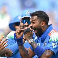 <p>Champions Trophy Points Table: ఛాంపియన్స్ ట్రోఫీలో టీమిండియా సెమీ ఫైనల్ చేరింది. గ్రూప్ ఎలో రెండు మ్యాచ్ లలోనూ విజయం సాధించిన మన్ టీమ్ రెండో స్థానంలో ఉంది. నెట్ రన్ రేట్ 0.647గా ఉంది.&nbsp;</p>