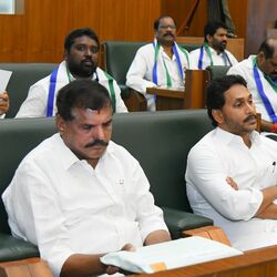 <p>ఏపీ శాసన సభావేశాల తొలిరోజు వైఎస్‌ జగన్, బొత్స, పెద్దిరెడ్డి, వైసీపీకి ప్రతిపక్ష హోదా ఇవ్వాలని స్పీకర్‌ను కోరినట్టు మంత్రి పెద్దిరెడ్డి తెలిపారు.&nbsp;</p>