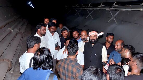 ఇక సొరంగం లోపల కొనసాగుతోన్న సహాయక చర్యలను మంత్రులు ఉత్తమ్‌, జూపల్లి ఎప్పటికప్పుడు పర్యవేక్షిస్తున్నారు. &nbsp;సొరంగంలో ప్రస్తుతం నీరు, బురద తోడేసే పనులు కొనసాగుతున్నాయని వారు తెలిపారు. .