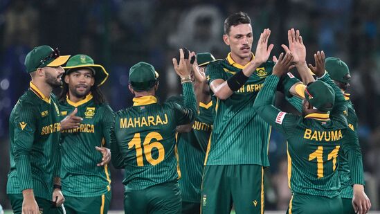 Champions Trophy Points Table: అటు గ్రూప్ బిలో సౌతాఫ్రికా టాప్ లో ఉంది. ఆ టీమ్ తొలి మ్యాచ్ లో ఆఫ్ఘనిస్థాన్ ను చిత్తుగా ఓడించింది. ఆ టీమ్ రెండు పాయింట్లు, 2.140 నెట్ రన్ రేట్ తో తొలి స్థానంలో ఉంది.