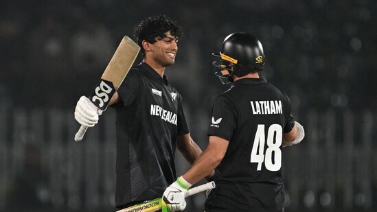 Champions Trophy Points Table: బంగ్లాదేశ్ ను చిత్తు చేసిన న్యూజిలాండ్ తనతోపాటు టీమిండియాను కూడా సెమీఫైనల్లోకి తీసుకెళ్లింది. ఆ టీమ్ కూడా రెండు మ్యాచ్ లలోనూ గెలిచింది. అయితే నెట్ రన్ రేట్ విషయంలో టీమిండియా కంటే మెరుగ్గా ఉంది. 0.863 నెట్ రన్ రేట్ తో గ్రూప్ ఎలో తొలి స్థానంలో ఉంది.