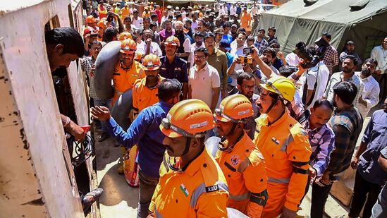 14వ కిలోమీటరు వద్ద సొరంగంలో చిక్కుకున్న బాధితులను కాపాడటం అత్యంత సవాల్‌గా మారింది. మోకాళ్ల లోతు నీళ్లు, పైగా బురద ఉండటంతో ప్రమాదం జరిగిన ప్రాంతానికి వెళ్లటం సహాయక చర్యల సిబ్బంది ఇబ్బందికరంగా మారింది.&nbsp;