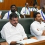 <p>ఏపీ శాసన సభావేశాల తొలిరోజు వైఎస్‌ జగన్, బొత్స, పెద్దిరెడ్డి, వైసీపీకి ప్రతిపక్ష హోదా ఇవ్వాలని స్పీకర్‌ను కోరినట్టు మంత్రి పెద్దిరెడ్డి తెలిపారు.&nbsp;</p>