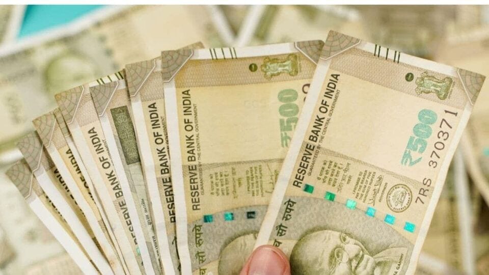 <p>రైతుల ఖాతాల్లో డబ్బులు పడ్డాయ్. కేంద్ర ప్రభుత్వం రైతులకు అందిస్తున్న పెట్టుబడి సాయం పీఎం కిసాన్ 19వ వితడ నిధులు ఖాతాల్లో జమ అయ్యాయి. సోమవారం మధ్యాహ్నం పీఎం కిసాన్ నిధులను ప్రధాని మోదీ విడుదల చేశారు. బిహార్‌లోని భాగల్‌పుర్‌లో జరిగిన కార్యక్రమంలో పీఎం కిసాన్‌ సమ్మాన్‌ నిధి కింద నిధులు విడుదల చేశారు. &nbsp;9.8 కోట్ల మంది రైతుల ఖాతాల్లో రూ.22 వేల కోట్లు జమ చేశారు.</p>