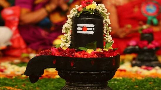 మహాశివరాత్రి ఒక ప్రధాన పండుగ, &nbsp;ఈ రోజు శివభక్తులు ప్రత్యేక పూజలు నిర్వహిస్తారు. &nbsp;ధార్మిక నమ్మకాల ప్రకారం, మహాశివరాత్రి రోజున కొన్ని పనులు చేస్తే &nbsp;ధనం, సంతోషం, సంపద, విజయాన్ని పొందవచ్చని చెబుతారు. శాస్త్రాల ప్రకారం, శివలింగం నుండి కొన్ని నిర్దిష్ట వస్తువులను తీసుకుంటే అదృష్టం దక్కుతుందని చెబుతారు.