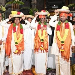 <p>శ్రీకాళహస్తిలో స్వామి వారికి పట్టు వస్త్రాలు సమర్పిస్తున్న దేవాదాయ శాఖ మంత్రి ఆనం రాం నారయణ రెడ్డి</p>