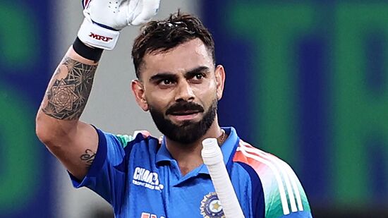 <p>ICC ODI Rankings: ఛాంపియన్స్ ట్రోఫీలో భాగంగా పాకిస్థాన్ పై వన్డేల్లో 51వ సెంచరీ చేసిన విరాట్ కోహ్లి తాజాగా ఐసీసీ రిలీజ్ చేసిన ర్యాంకుల్లో మరోసారి టాప్ 5లోకి తిరిగి వచ్చాడు.</p>