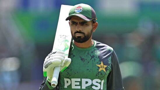 ICC ODI Rankings: పాకిస్థాన్ మాజీ కెప్టెన్ బాబర్ ఆజం రెండో స్థానానికి పడిపోయాడు. ఛాంపియన్స్ ట్రోఫీలో న్యూజిలాండ్ పై అతడు హాఫ్ సెంచరీ చేయగా.. ఇండియాపై 23 పరుగులే చేశాడు.