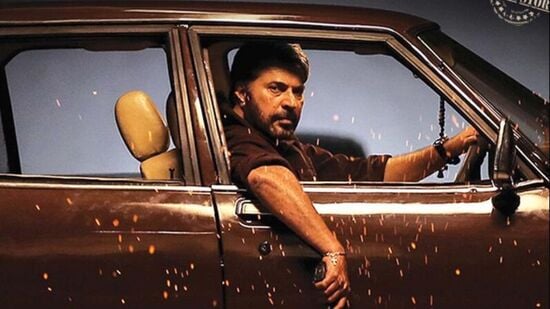  మమ్ముట్టి హీరోగా నటించిన డెరిక్ అబ్రహం మూవీని యూట్యూబ్లో ఫ్రీగా చూడొచ్చు. తమను మోసం చేసిన కొందరిపై ఓ పోలీస్ ఆఫీసర్ ఎలా రివేంజ్ తీర్చుకున్నాడు అన్నదే ఈ మూవీ కథ. మమ్ముట్టి హీరోగా నటించిన డెరిక్ అబ్రహం మూవీని యూట్యూబ్లో ఫ్రీగా చూడొచ్చు. తమను మోసం చేసిన కొందరిపై ఓ పోలీస్ ఆఫీసర్ ఎలా రివేంజ్ తీర్చుకున్నాడు అన్నదే ఈ మూవీ కథ. 