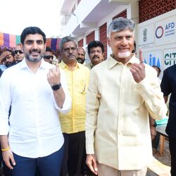 <p>&nbsp;ప్రజాస్వామ్య దేశంలో ఓటే అతిపెద్ద ఆయుధం అని ముఖ్యమంత్రి చంద్రబాబు నాయుడు అన్నారు. అభిప్రాయాన్ని తెలపడానికి, ప్రజాస్వామ్యాన్ని చైతన్య పరచడానికి ఓటు ద్వారా అవకాశం కలుగుతుందన్నారు. కృష్ణా-గుంటూరు పట్టభద్రుల ఎమ్మెల్సీ ఎన్నికల్లో భాగంగా ఉండవల్లిలోని గాదె రామయ్య – సీతారావమ్మ ఎంపీయూపీ స్కూల్ బూత్‌లో మంత్రి నారా లోకేష్‌తో కలిసి వెళ్లి ఓటు వేశారు. అనంతరం మాట్లాడుతూ...ఓటు వేయడం అందరి బాధ్యత అని, దాన్ని హక్కుగా వినియోగించుకోవాలని అన్నారు. అభివృద్ధి, సంక్షేమం, దేశ ప్రతిష్టకు ఓటు బలంగా పని చేస్తుందని అన్నారు. చంద్రబాబుతో మంత్రి నారా లోకేష్‌ ఉన్నారు.&nbsp;</p>