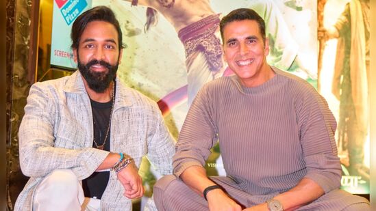 కన్నప్ప సినిమా స్టోరీ చాలా పవర్ఫుల్ అని, విజువల్స్ అద్భుతంగా ఉంటాయని అక్షయ్ చెప్పారు. ఓఎంజీ 2 చిత్రంలోనూ శివుడిగా అక్షయ్ నటించారు. అప్పట్లో కొన్ని అంశాలపై విమర్శలు వచ్చాయి. అందుకే కన్నప్ప చిత్రంలో శివుడిగా చేసేందుకు అక్షయ్ ముందుగా ఆలోచించి ఉండొచ్చు. విష్ణు నచ్చజెప్పటంతో అంగీకరించినట్టుగా అక్షయ్ చెప్పారు. కన్నప్ప సినిమా స్టోరీ చాలా పవర్ఫుల్ అని, విజువల్స్ అద్భుతంగా ఉంటాయని అక్షయ్ చెప్పారు. ఓఎంజీ 2 చిత్రంలోనూ శివుడిగా అక్షయ్ నటించారు. అప్పట్లో కొన్ని అంశాలపై విమర్శలు వచ్చాయి. అందుకే కన్నప్ప చిత్రంలో శివుడిగా చేసేందుకు అక్షయ్ ముందుగా ఆలోచించి ఉండొచ్చు. విష్ణు నచ్చజెప్పటంతో అంగీకరించినట్టుగా అక్షయ్ చెప్పారు. 